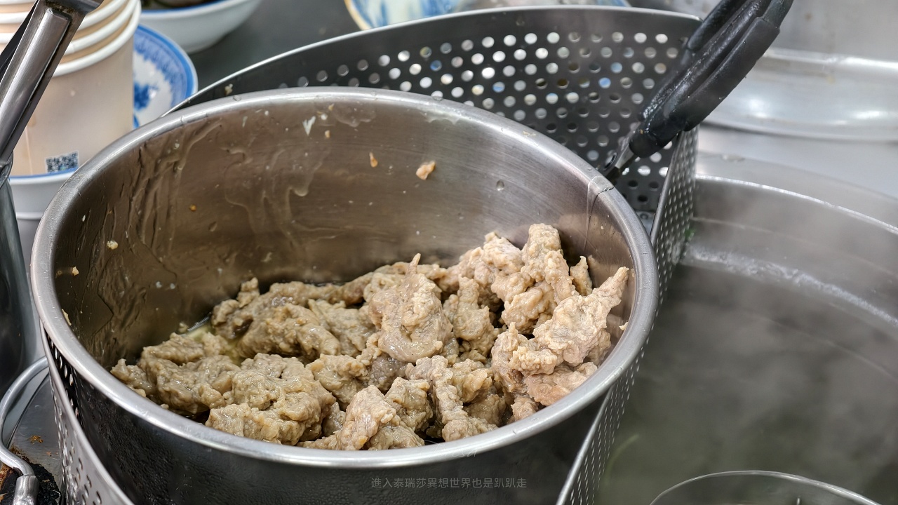 |三重平價美食|隱藏果菜市場內的45元起，三重現做赤肉羹-三重力行店平凡好滋味～