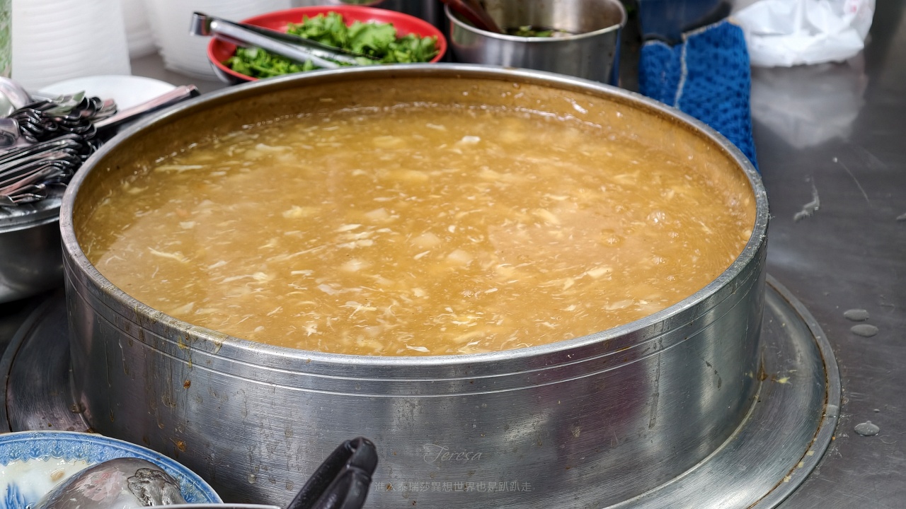 |三重平價美食|隱藏果菜市場內的45元起，三重現做赤肉羹-三重力行店平凡好滋味～