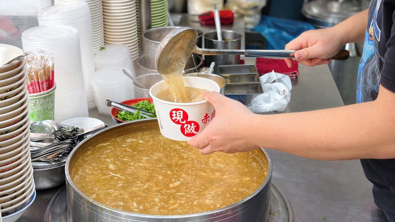 |三重平價美食|隱藏果菜市場內的45元起，三重現做赤肉羹-三重力行店平凡好滋味～