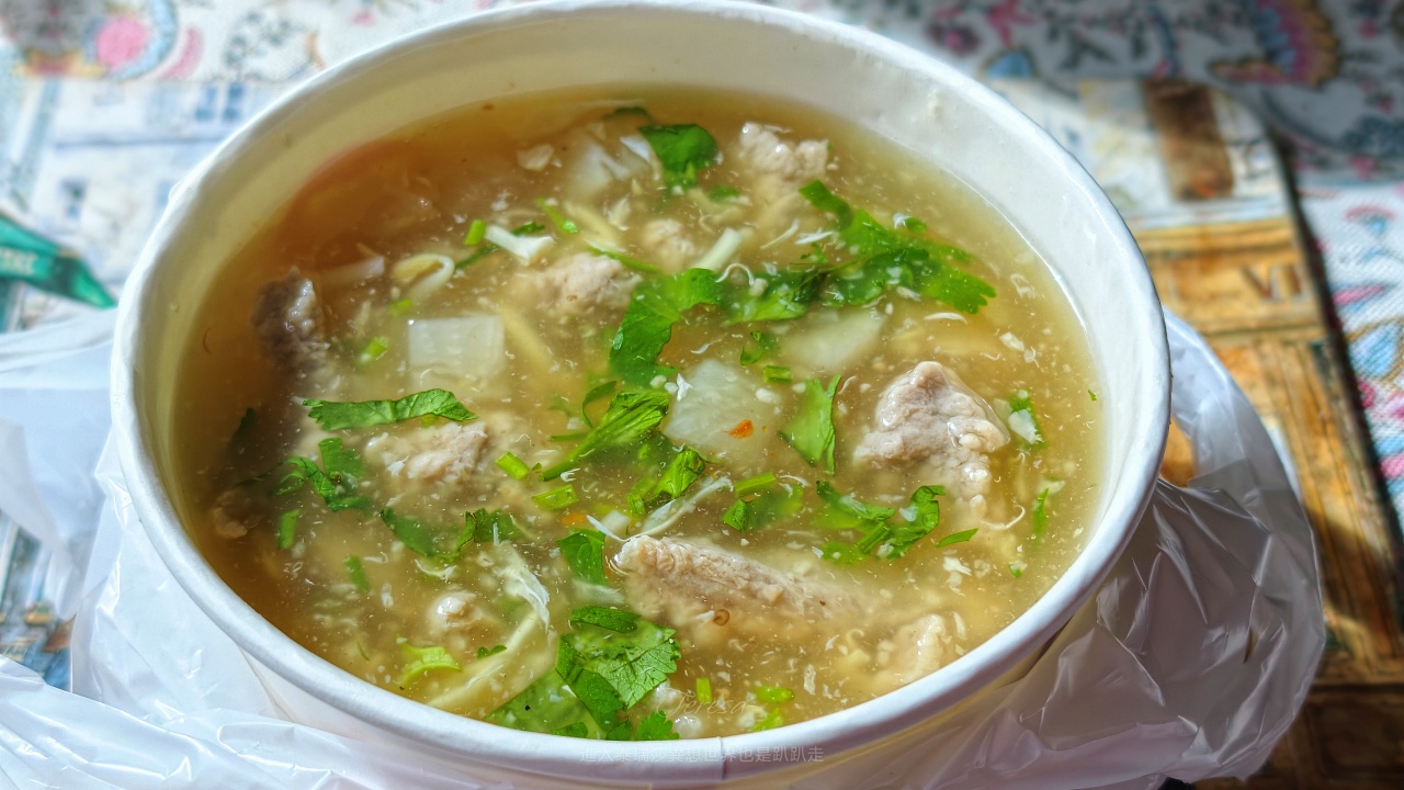 |三重平價美食|隱藏果菜市場內的45元起，三重現做赤肉羹-三重力行店平凡好滋味～