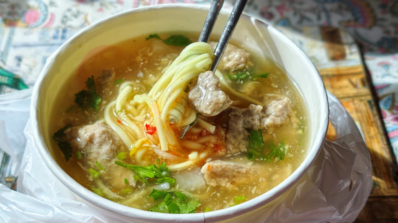 |三重平價美食|隱藏果菜市場內的45元起，三重現做赤肉羹-三重力行店平凡好滋味～