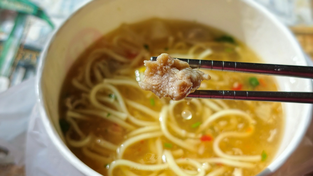 |三重平價美食|隱藏果菜市場內的45元起，三重現做赤肉羹-三重力行店平凡好滋味～