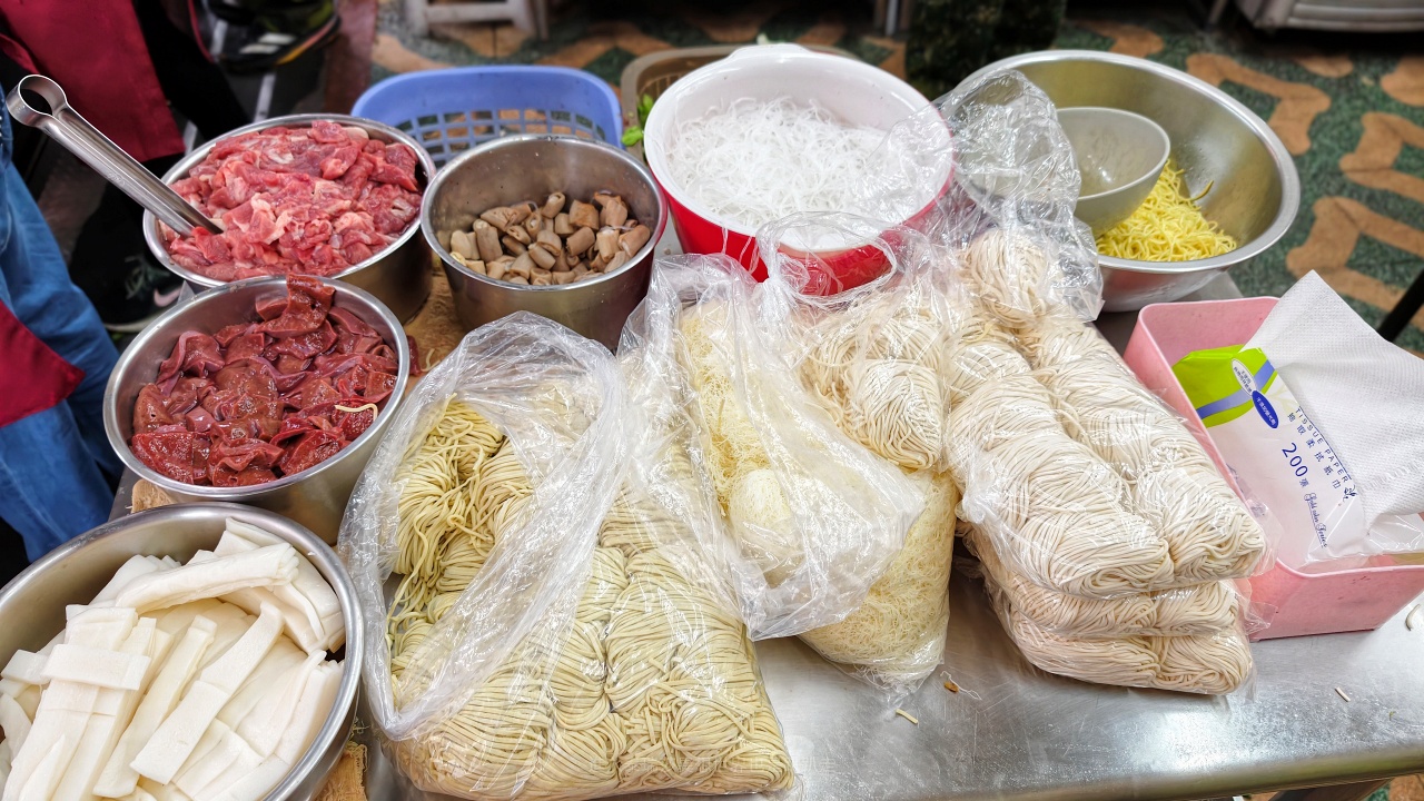 |三重捷運台北橋站美食| 排隊銅板美食歐家莊雞/魯肉飯，不用100元三重在地美味傳統小吃~