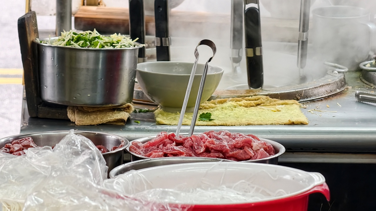 |三重捷運台北橋站美食| 排隊銅板美食歐家莊雞/魯肉飯，不用100元三重在地美味傳統小吃~