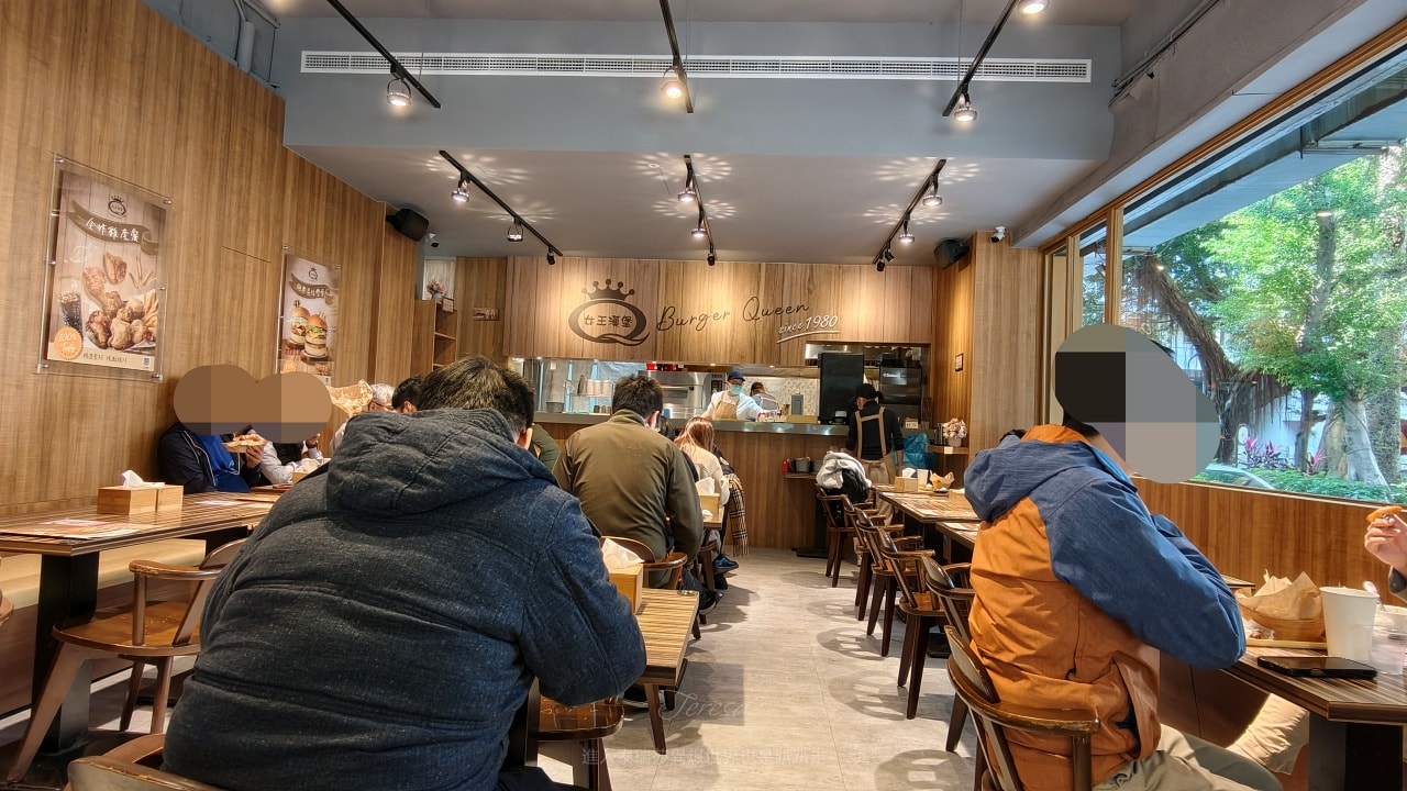 |捷運中山國小美食|創立1980年台北老字號漢堡，號稱全台第一家速食店女王漢堡你吃過嗎？