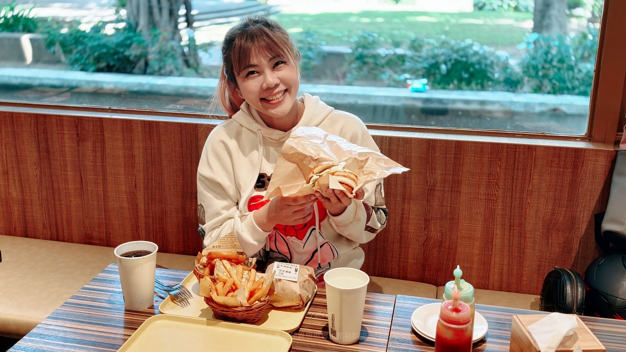 |捷運中山國小美食|創立1980年台北老字號漢堡，號稱全台第一家速食店女王漢堡你吃過嗎？