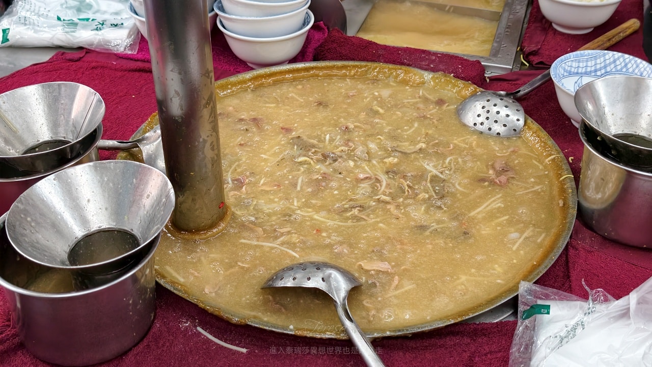 |三重排隊美食|飄香40多年超夯排隊銅板美食-鋼管北港江記龍門生炒鴨肉焿，別說你沒吃過嘿~