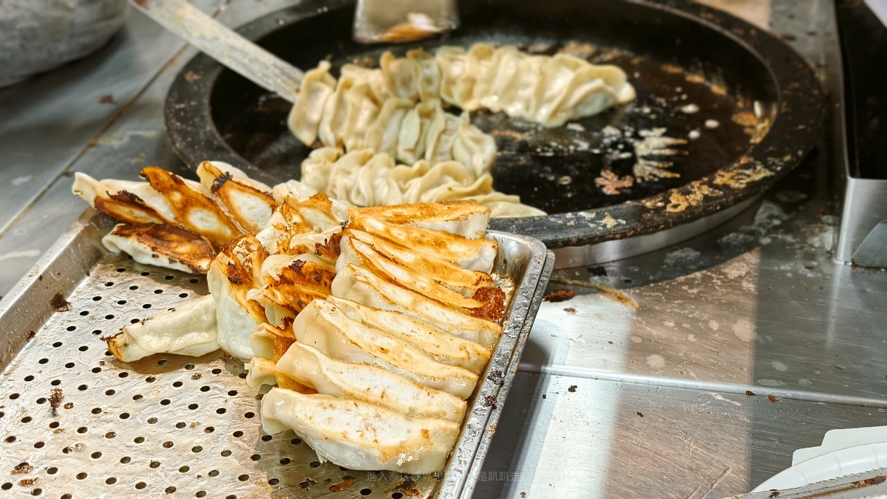 |台北北投美食|位於石牌夜市40幾年超夯的排隊美食-阿財鍋貼水餃專賣店,你吃過他們的爆汁鍋貼、水餃嗎? - 第4張圖 |台北北投美食|位於石牌夜市40幾年超夯的排隊美食-阿財鍋貼水餃專賣店,你吃過他們的爆汁鍋貼、水餃嗎?
