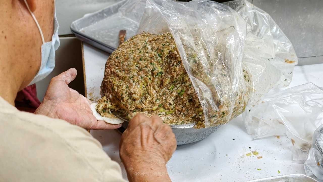 |台北北投美食|位於石牌夜市40幾年超夯的排隊美食-阿財鍋貼水餃專賣店,你吃過他們的爆汁鍋貼、水餃嗎? - 第2張圖 |台北北投美食|位於石牌夜市40幾年超夯的排隊美食-阿財鍋貼水餃專賣店,你吃過他們的爆汁鍋貼、水餃嗎?