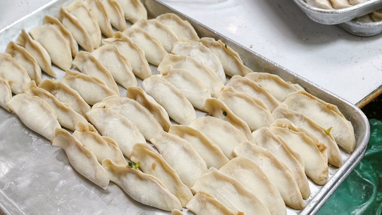 |台北北投美食|位於石牌夜市40幾年超夯的排隊美食-阿財鍋貼水餃專賣店,你吃過他們的爆汁鍋貼、水餃嗎? - 第17張圖 |台北北投美食|位於石牌夜市40幾年超夯的排隊美食-阿財鍋貼水餃專賣店,你吃過他們的爆汁鍋貼、水餃嗎?