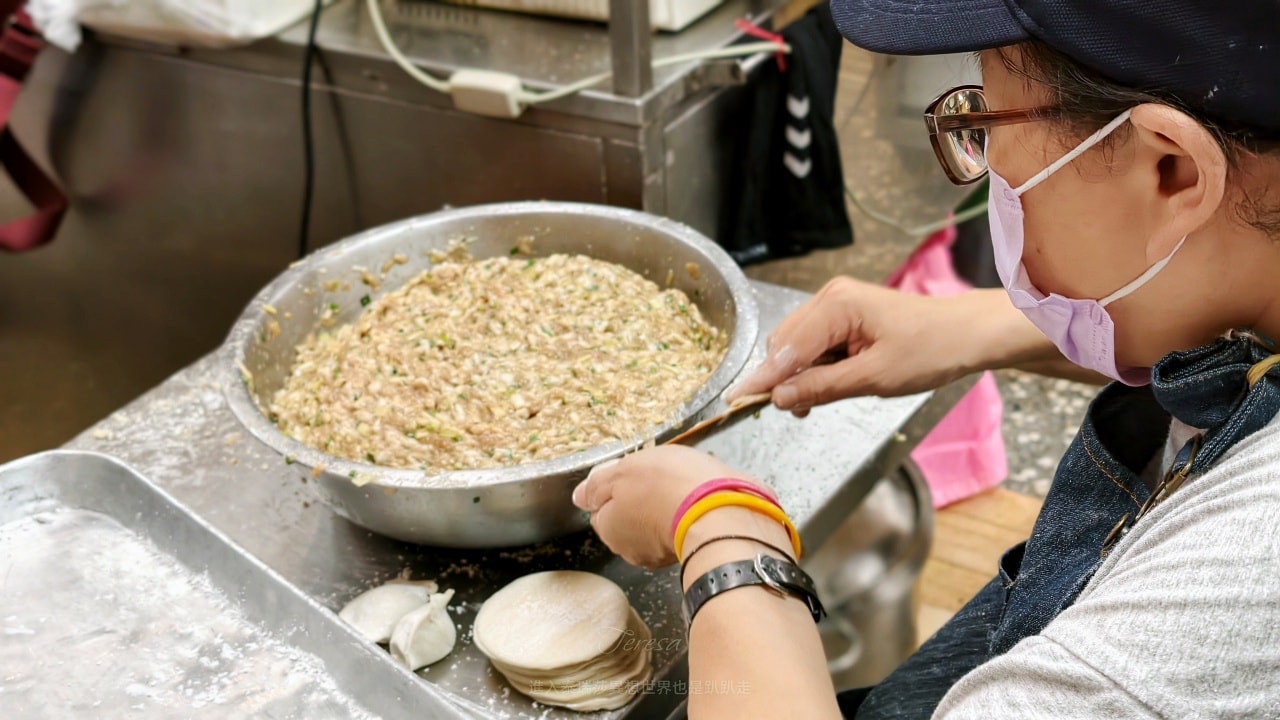 |台北北投美食|位於石牌夜市40幾年超夯的排隊美食-阿財鍋貼水餃專賣店,你吃過他們的爆汁鍋貼、水餃嗎? - 第16張圖 |台北北投美食|位於石牌夜市40幾年超夯的排隊美食-阿財鍋貼水餃專賣店,你吃過他們的爆汁鍋貼、水餃嗎?