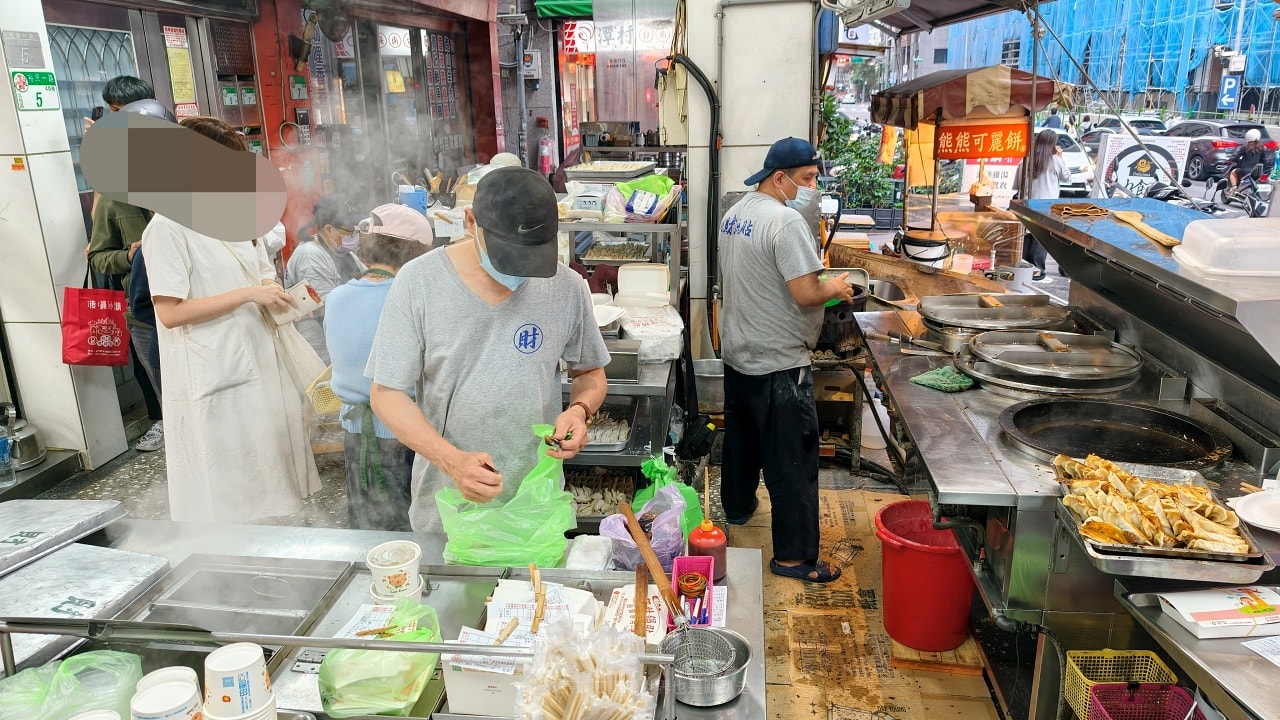 |台北北投美食|位於石牌夜市40幾年超夯的排隊美食-阿財鍋貼水餃專賣店,你吃過他們的爆汁鍋貼、水餃嗎? - 第14張圖 |台北北投美食|位於石牌夜市40幾年超夯的排隊美食-阿財鍋貼水餃專賣店,你吃過他們的爆汁鍋貼、水餃嗎?