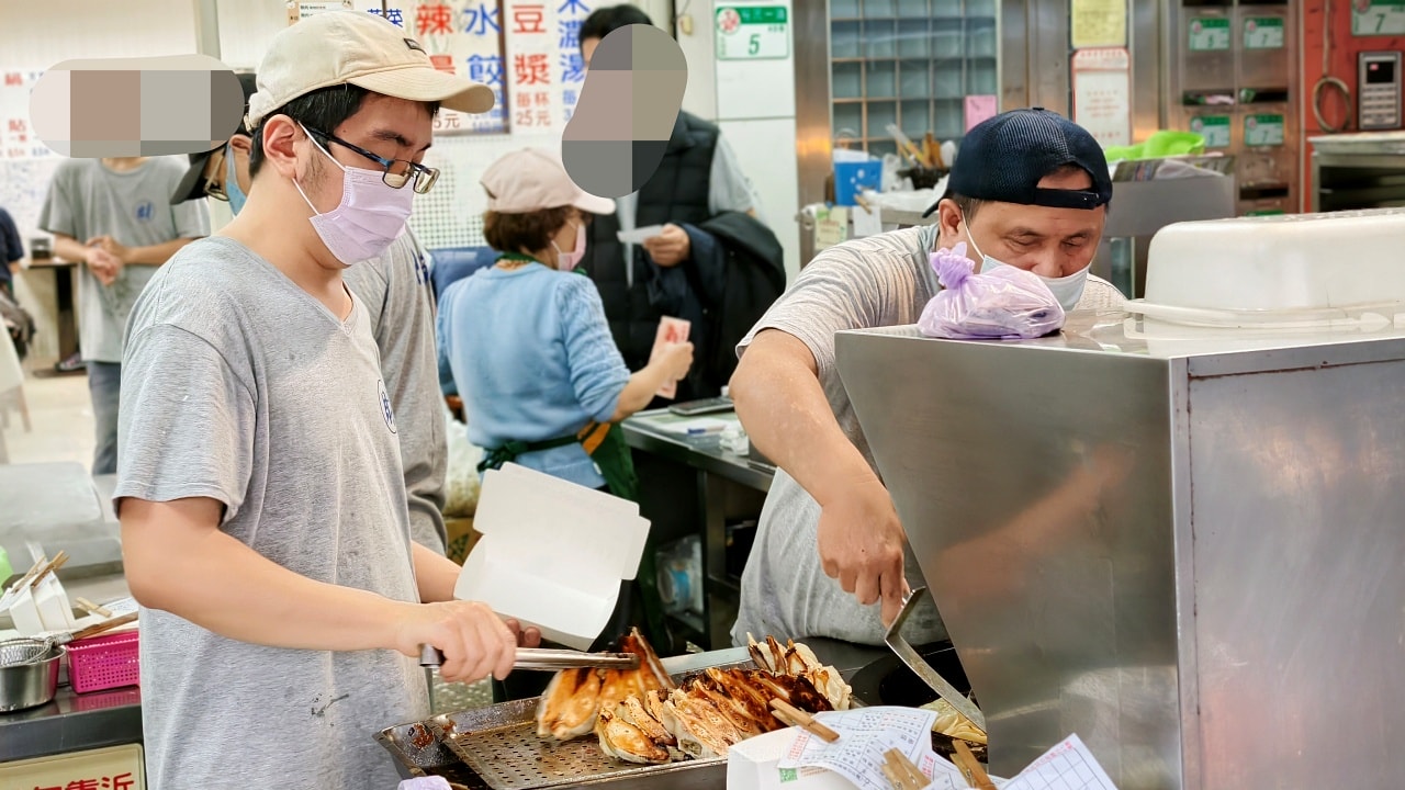 |台北北投美食|位於石牌夜市40幾年超夯的排隊美食-阿財鍋貼水餃專賣店,你吃過他們的爆汁鍋貼、水餃嗎? - 第3張圖 |台北北投美食|位於石牌夜市40幾年超夯的排隊美食-阿財鍋貼水餃專賣店,你吃過他們的爆汁鍋貼、水餃嗎?