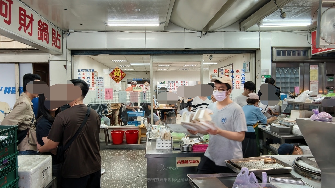 |台北北投美食|位於石牌夜市40幾年超夯的排隊美食-阿財鍋貼水餃專賣店,你吃過他們的爆汁鍋貼、水餃嗎? - 第20張圖 |台北北投美食|位於石牌夜市40幾年超夯的排隊美食-阿財鍋貼水餃專賣店,你吃過他們的爆汁鍋貼、水餃嗎?