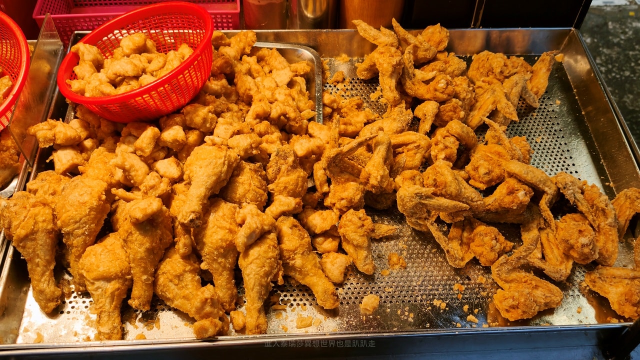 |台北北投美食|石牌夜市人氣排隊炸物-陳季炸雞石牌店，必吃45元無骨腿排超好吃～