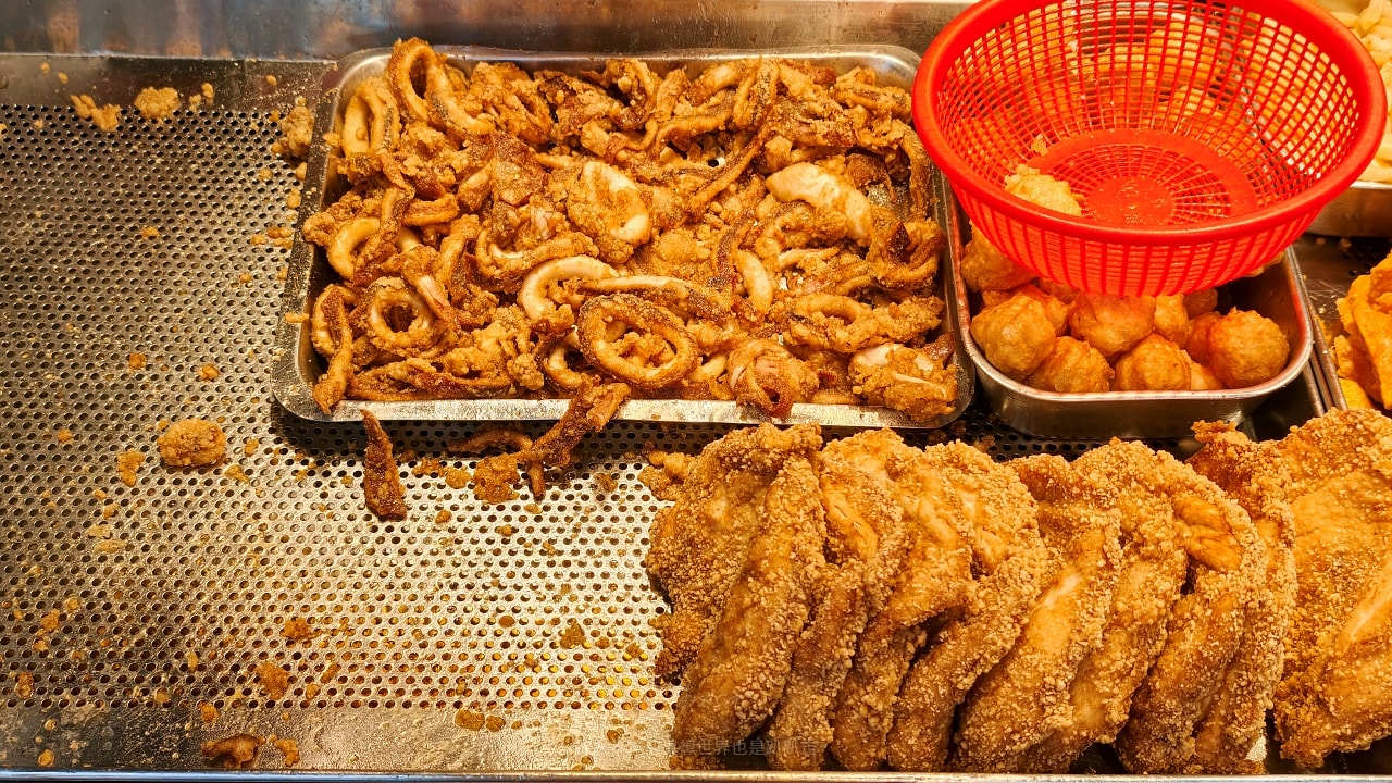 |台北北投美食|石牌夜市人氣排隊炸物-陳季炸雞石牌店，必吃45元無骨腿排超好吃～