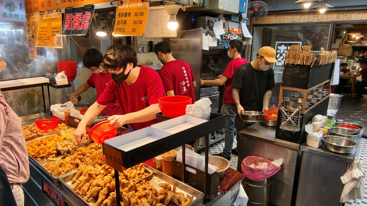 |台北北投美食|2026石牌夜市4家排隊必吃美食生煎包、鍋貼、豆花、炸雞美食~