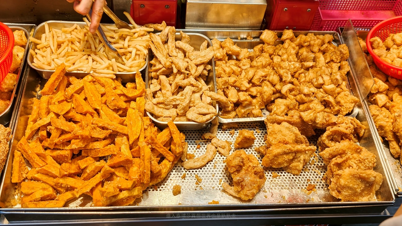 |台北北投美食|石牌夜市人氣排隊炸物-陳季炸雞石牌店，必吃45元無骨腿排超好吃～