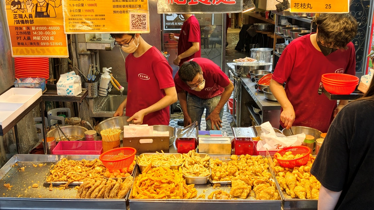 |台北北投美食|石牌夜市人氣排隊炸物-陳季炸雞石牌店，必吃45元無骨腿排超好吃～