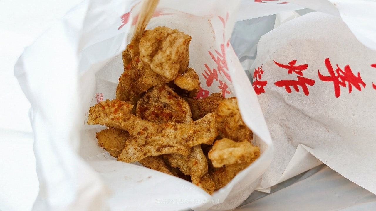 |台北北投美食|石牌夜市人氣排隊炸物-陳季炸雞石牌店，必吃45元無骨腿排超好吃～