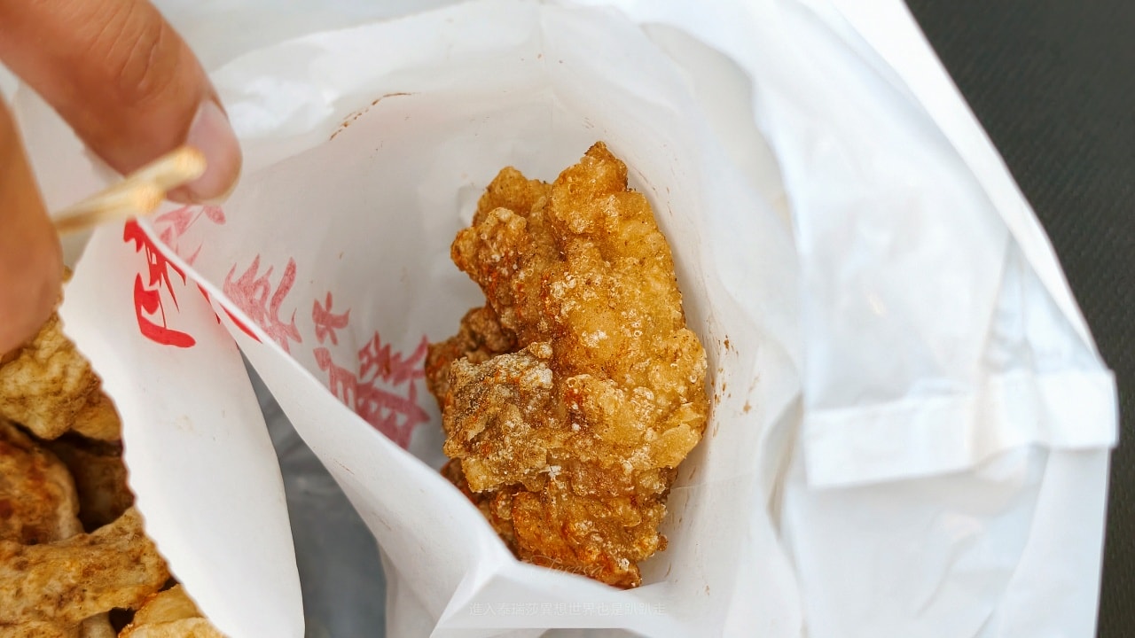 |台北北投美食|石牌夜市人氣排隊炸物-陳季炸雞石牌店，必吃45元無骨腿排超好吃～