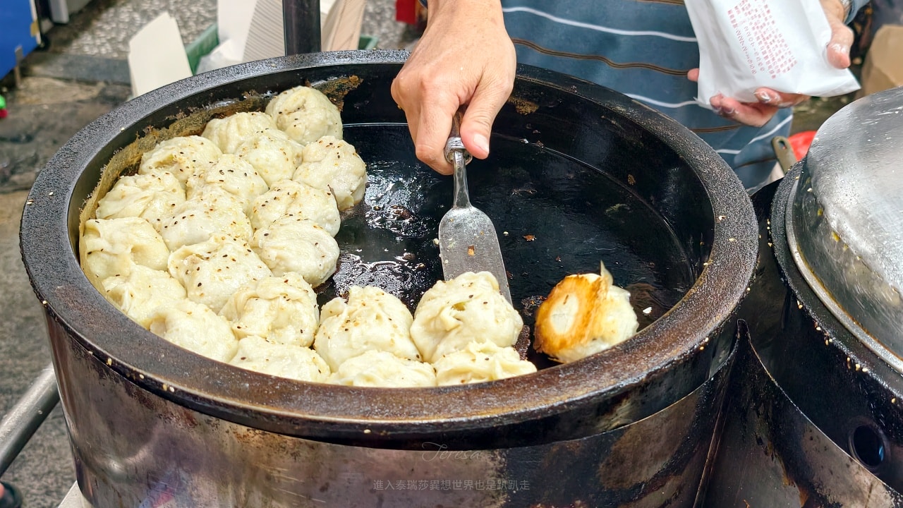|台北北投美食|隱身石牌夜市12元銅板美食無名石牌生煎包~