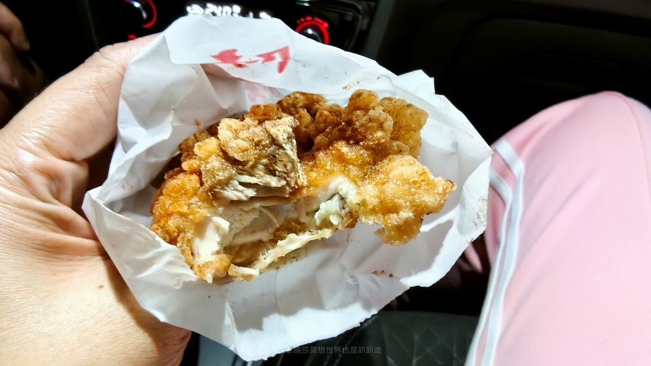 |台北北投美食|石牌夜市人氣排隊炸物-陳季炸雞石牌店，必吃45元無骨腿排超好吃～