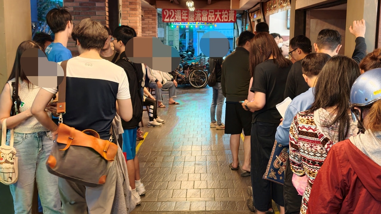 |台北北投美食|2026石牌夜市4家排隊必吃美食生煎包、鍋貼、豆花、炸雞美食~